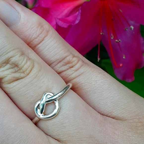 Silver knotted ring - Picture 1 of 5